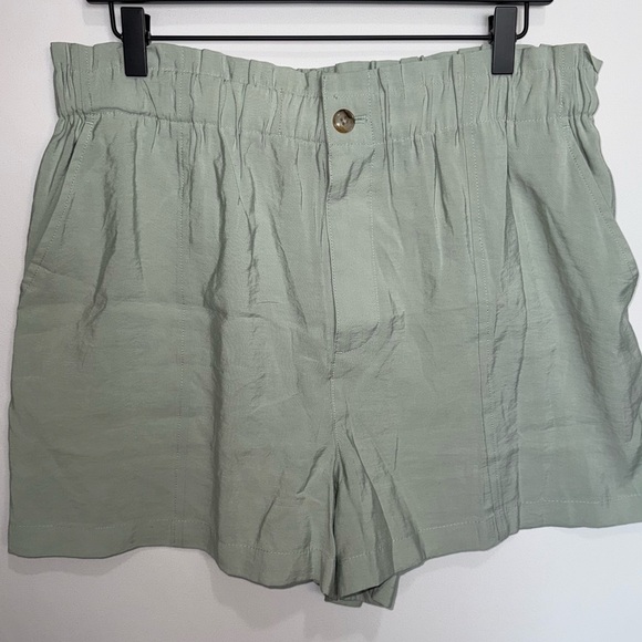 Madewell Pants - Madewell Seamed Pull-on Paperbag Shorts In Softdrape Sage Mint - Large NJ547